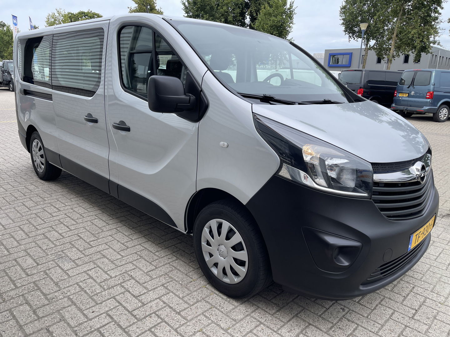 Opel Vivaro Combi 1.6 CDTI 125pk L2H1 BiTurbo ecoFLEX / 9 persoons / vaste prijs rijklaar € 21.950 incl btw bpm / euro 6 diesel / isofix / airco / cruise / navigatie / zilver metallic