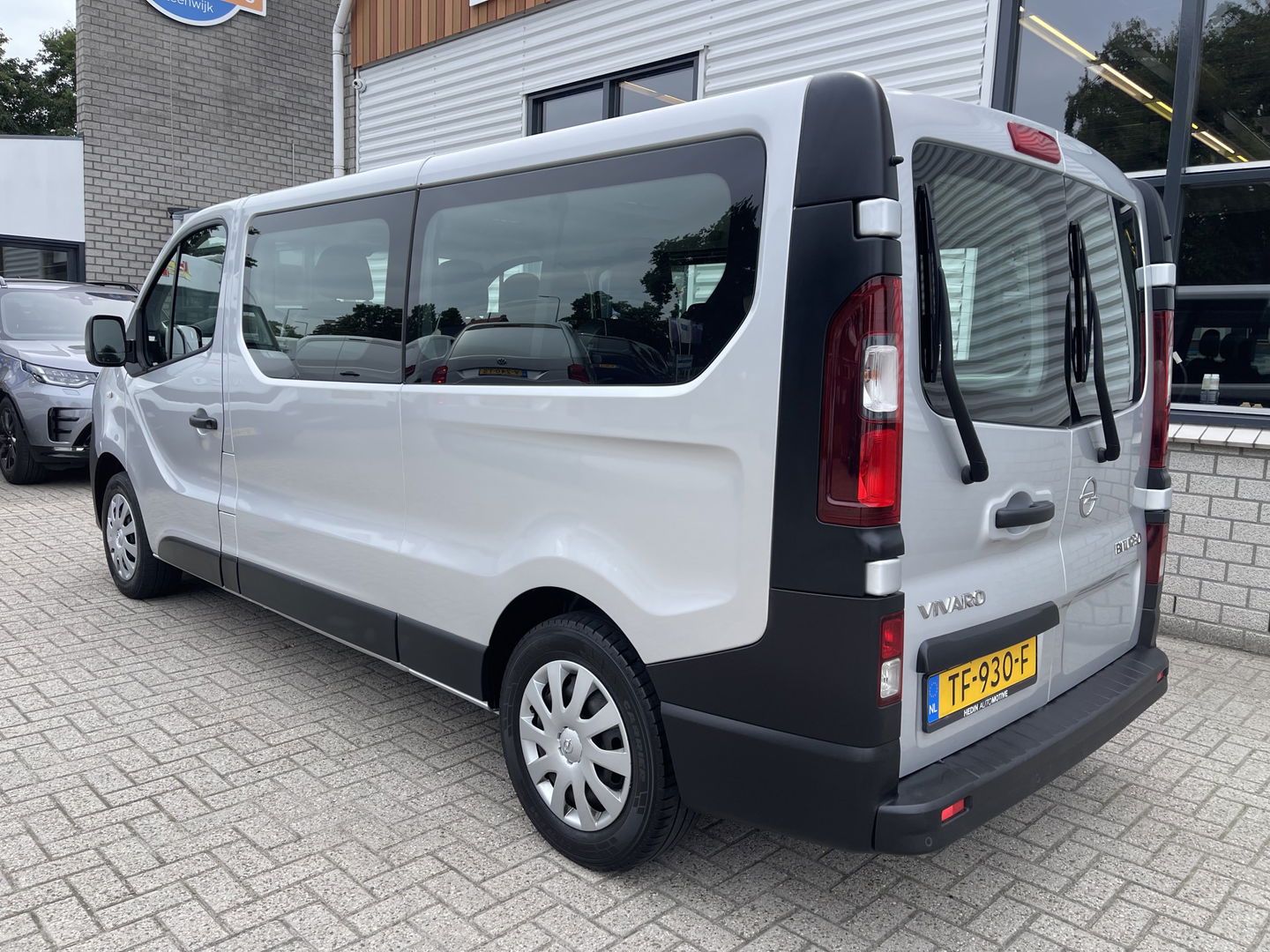 Opel Vivaro Combi 1.6 CDTI 125pk L2H1 BiTurbo ecoFLEX / 9 persoons / vaste prijs rijklaar € 21.950 incl btw bpm / euro 6 diesel / isofix / airco / cruise / navigatie / zilver metallic