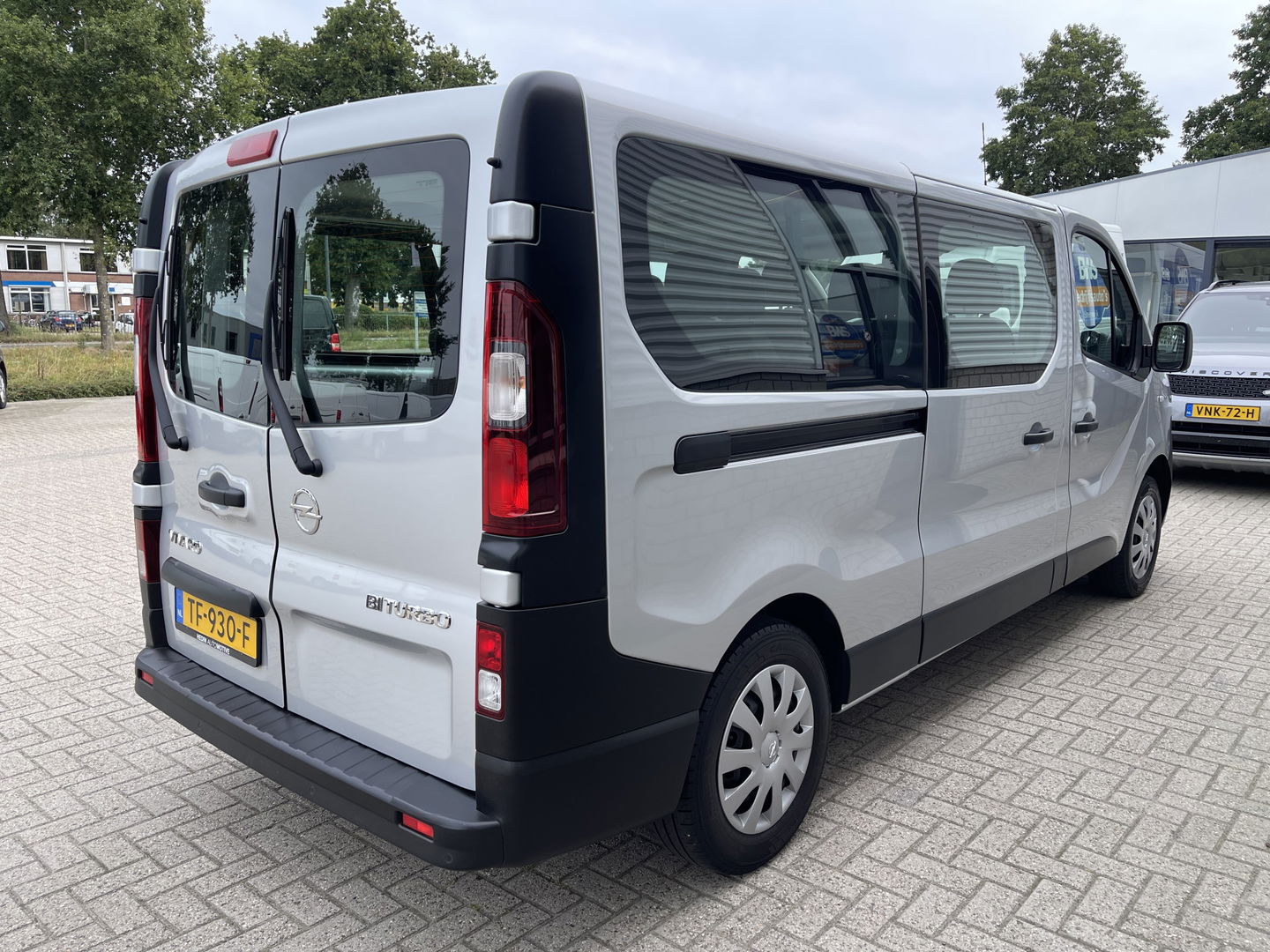 Opel Vivaro Combi 1.6 CDTI 125pk L2H1 BiTurbo ecoFLEX / 9 persoons / vaste prijs rijklaar € 21.950 incl btw bpm / euro 6 diesel / isofix / airco / cruise / navigatie / zilver metallic