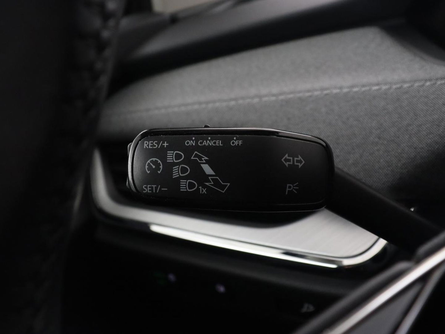 Škoda Enyaq iV 60 | Camera | Carplay | Keyless | Half leder | Navigatie | Full LED | Climate control | Cruise control | Parkeerhulp | Getint glas