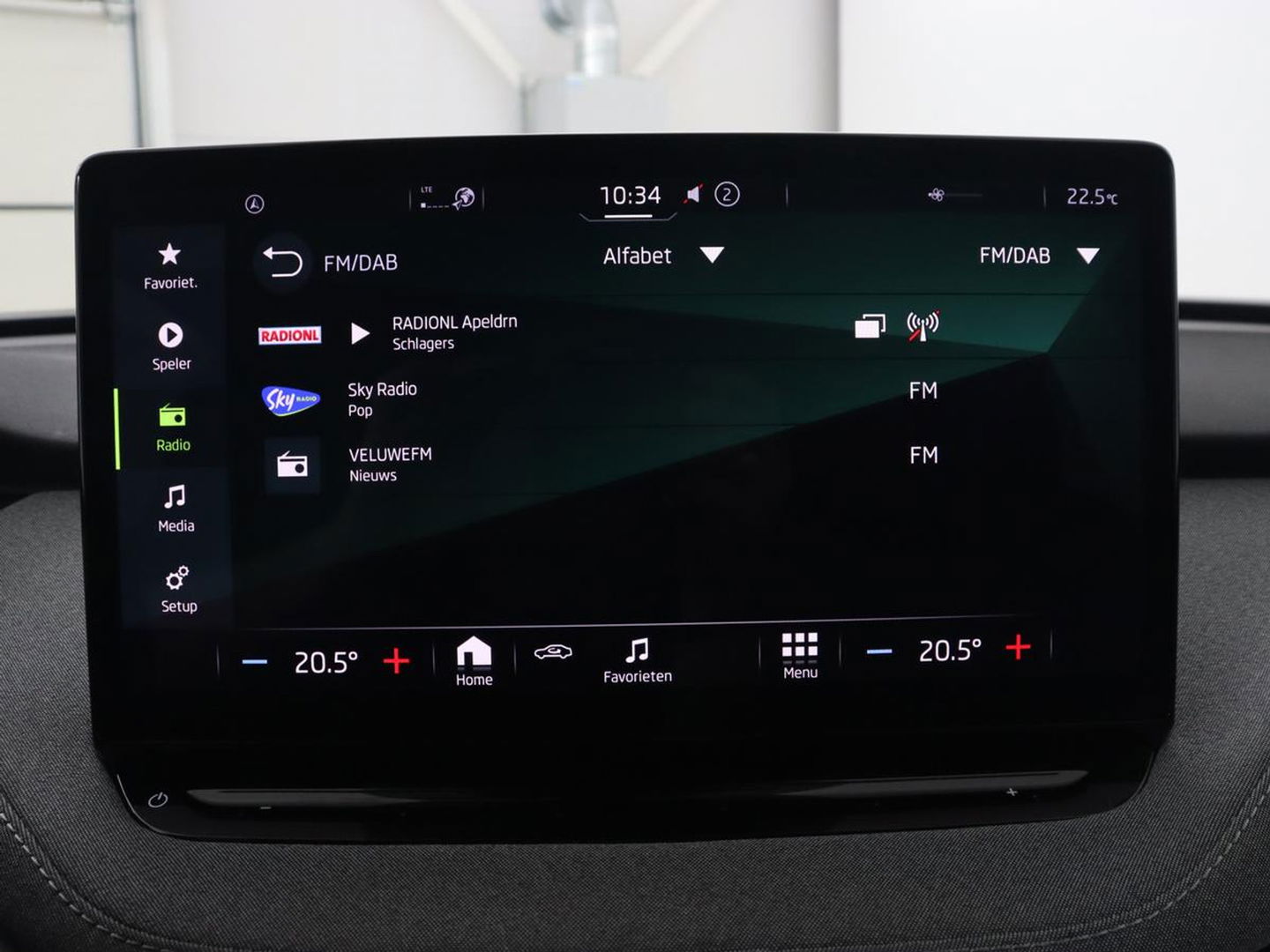 Škoda Enyaq iV 60 | Camera | Carplay | Keyless | Half leder | Navigatie | Full LED | Climate control | Cruise control | Parkeerhulp | Getint glas