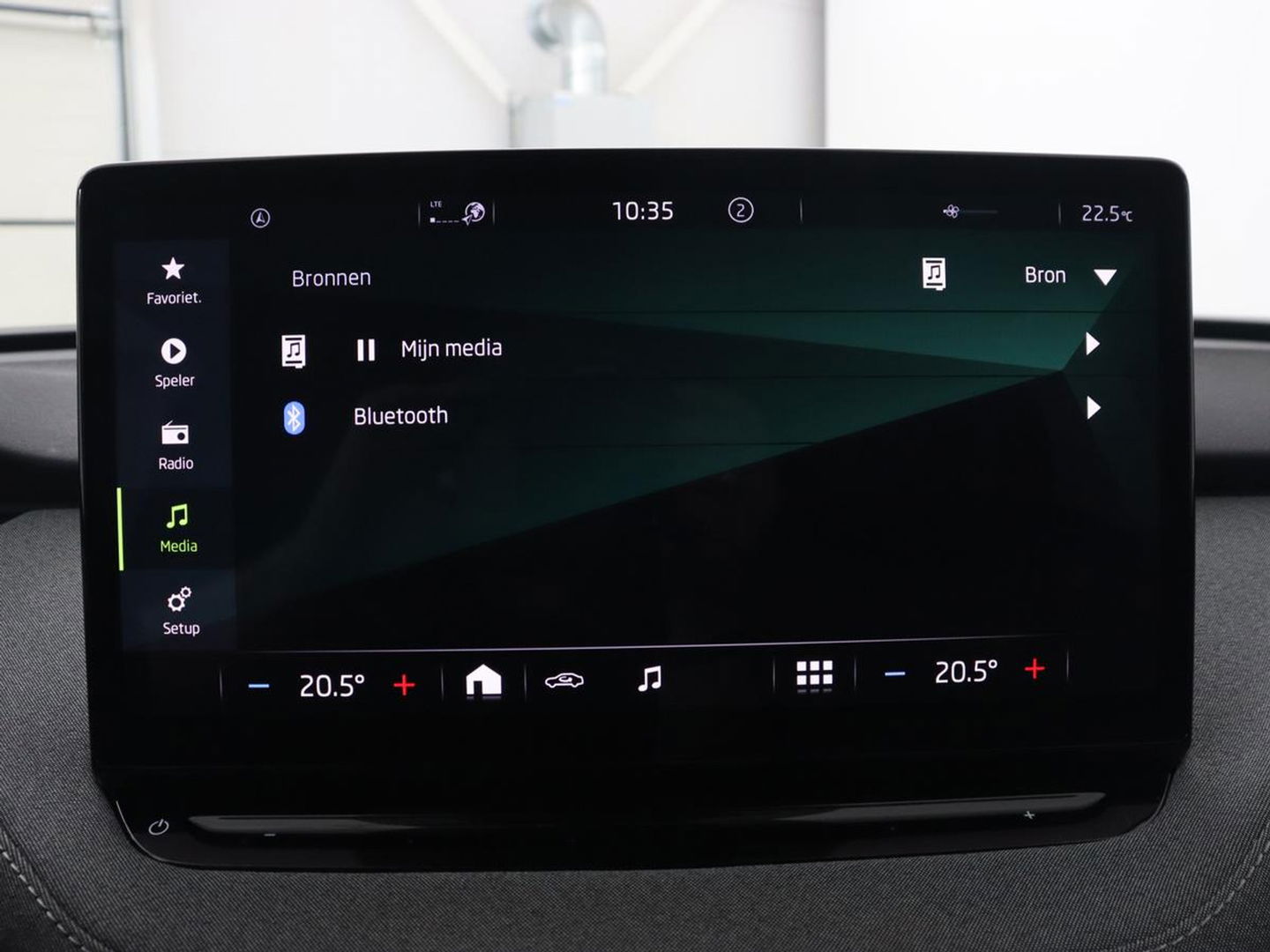 Škoda Enyaq iV 60 | Camera | Carplay | Keyless | Half leder | Navigatie | Full LED | Climate control | Cruise control | Parkeerhulp | Getint glas
