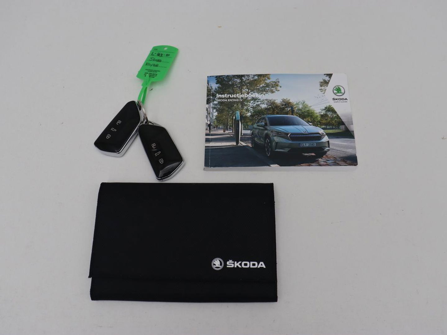 Škoda Enyaq iV 60 | Camera | Carplay | Keyless | Half leder | Navigatie | Full LED | Climate control | Cruise control | Parkeerhulp | Getint glas