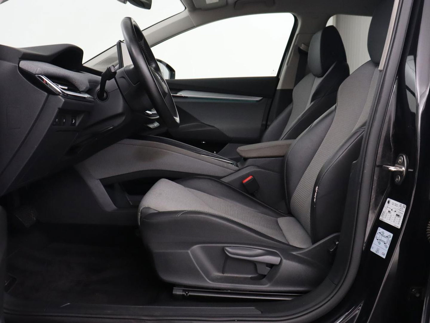 Škoda Enyaq iV 60 | Camera | Carplay | Keyless | Half leder | Navigatie | Full LED | Climate control | Cruise control | Parkeerhulp | Getint glas