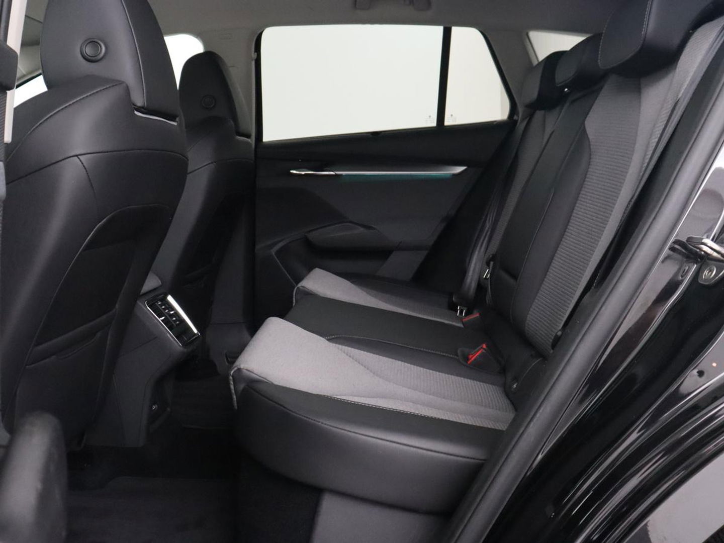 Škoda Enyaq iV 60 | Camera | Carplay | Keyless | Half leder | Navigatie | Full LED | Climate control | Cruise control | Parkeerhulp | Getint glas