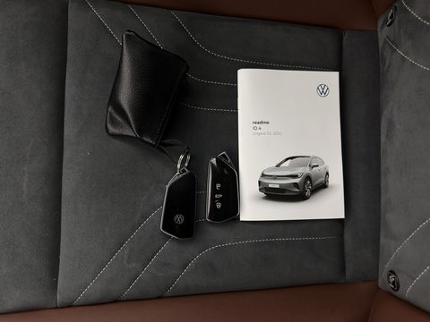 Volkswagen ID.4 First 77 kWh [ 3-Fase ] (INCL-BTW) *HEAT-PUMP | LEATHER-MICROFIBRE | FULL-LED | HEATED-COMFORTSEATS | DIGI-COCKPIT | AMBIENT-LIGHT | NAVI-FULLMAP | ECC | PDC | TOWBAR | PRIVACY-GLASS | CRUISE | CAMERA | CARPLAY | 20