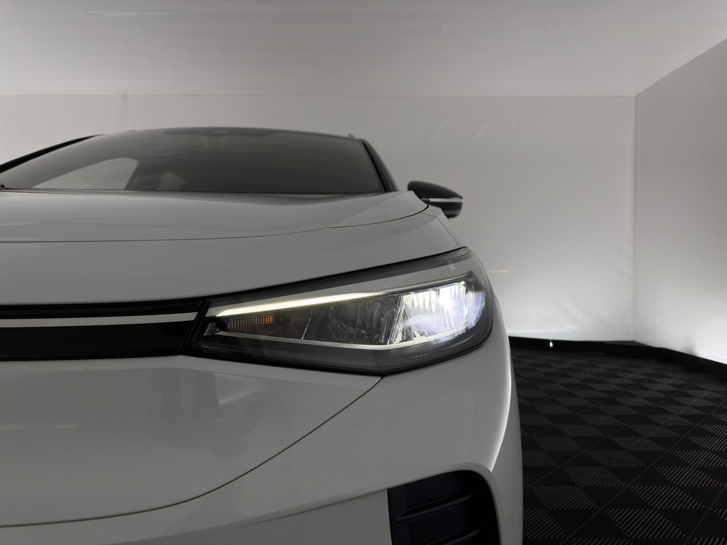 Volkswagen ID.4 First 77 kWh [ 3-Fase ] (INCL-BTW) *HEAT-PUMP | LEATHER-MICROFIBRE | FULL-LED | HEATED-COMFORTSEATS | DIGI-COCKPIT | AMBIENT-LIGHT | NAVI-FULLMAP | ECC | PDC | TOWBAR | PRIVACY-GLASS | CRUISE | CAMERA | CARPLAY | 20