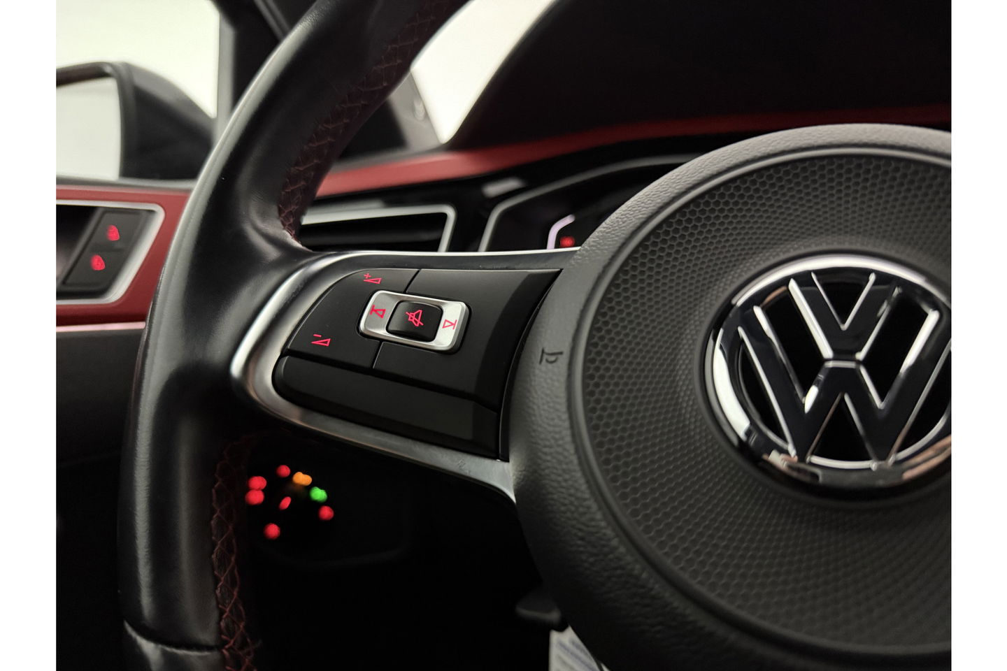 Volkswagen Polo 2.0 TSI GTI 200PK LED DSG Camera Virtual Carplay Clima Cruise PDC 18''LMV