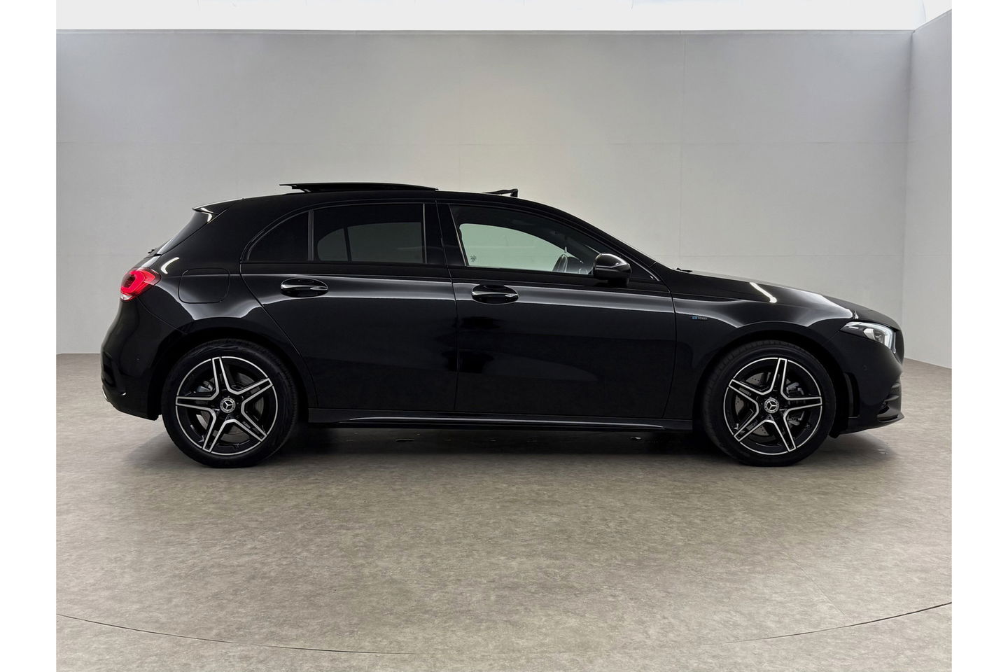 Mercedes-Benz A-Klasse 250 e AMG 235PK Pano Sfeer LED Virtual Camera Memory Carplay Cruise Clima Navi PDC 18"LMV