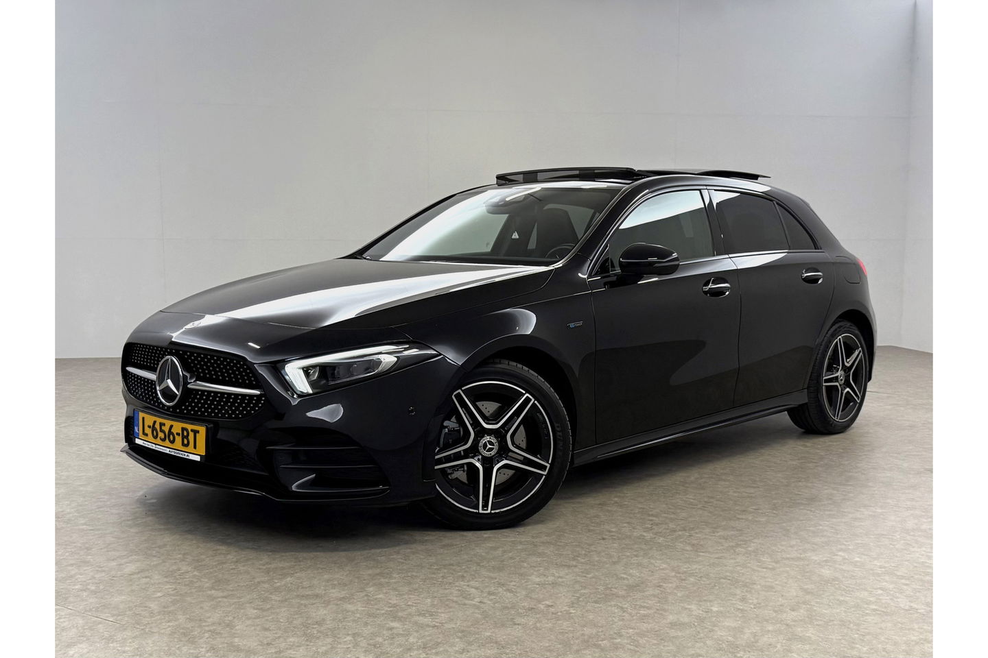 Mercedes-Benz A-Klasse 250 e AMG 235PK Pano Sfeer LED Virtual Camera Memory Carplay Cruise Clima Navi PDC 18"LMV