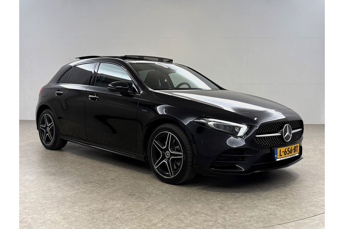 Mercedes-Benz A-Klasse 250 e AMG 235PK Pano Sfeer LED Virtual Camera Memory Carplay Cruise Clima Navi PDC 18"LMV