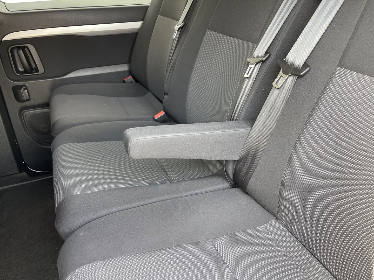 Opel Vivaro 2.0 CDTI 122pk L3H1 DC 6 persoons Edition / vaste prijs rijklaar € 20.950 ex btw / lease vanaf € 342 / euro 6 / bpm vrij / airco / cruise / navi / dubbele schuifdeur !