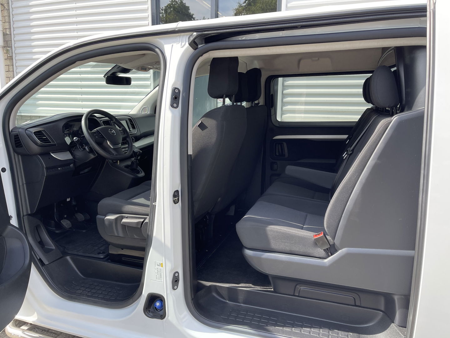 Opel Vivaro 2.0 CDTI 122pk L3H1 DC 6 persoons Edition / vaste prijs rijklaar € 20.950 ex btw / lease vanaf € 342 / euro 6 / bpm vrij / airco / cruise / navi / dubbele schuifdeur !