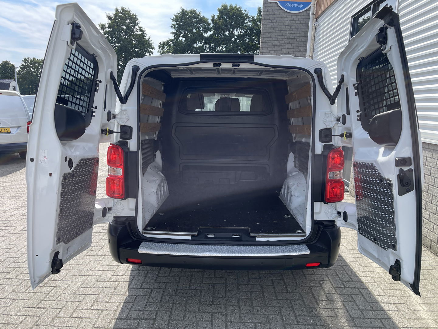 Opel Vivaro 2.0 CDTI 122pk L3H1 DC 6 persoons Edition / vaste prijs rijklaar € 20.950 ex btw / lease vanaf € 342 / euro 6 / bpm vrij / airco / cruise / navi / dubbele schuifdeur !