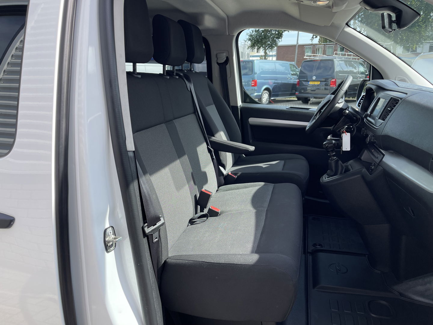 Opel Vivaro 2.0 CDTI 122pk L3H1 DC 6 persoons Edition / vaste prijs rijklaar € 20.950 ex btw / lease vanaf € 342 / euro 6 / bpm vrij / airco / cruise / navi / dubbele schuifdeur !