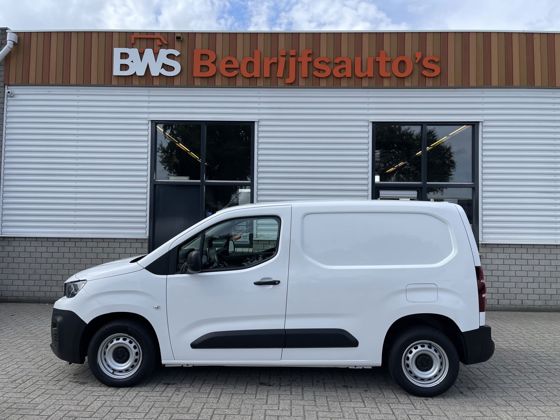 Peugeot Partner 1.2 PureTech Premium / benzine grijs kenteken / vaste prijs rijklaar € 13.450 ex btw / airco / cruise control / schuifdeur / navigatie / armsteun / euro 6 / lease vanaf € 227