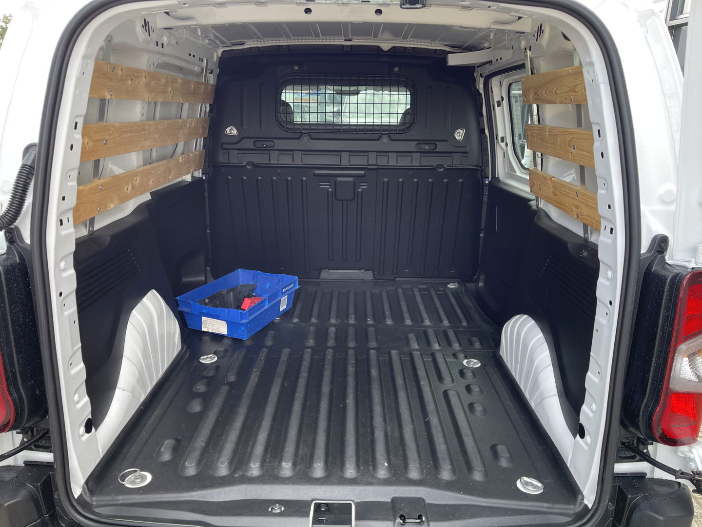 Peugeot Partner 1.2 PureTech Premium / benzine grijs kenteken / vaste prijs rijklaar € 13.450 ex btw / airco / cruise control / schuifdeur / navigatie / armsteun / euro 6 / lease vanaf € 227