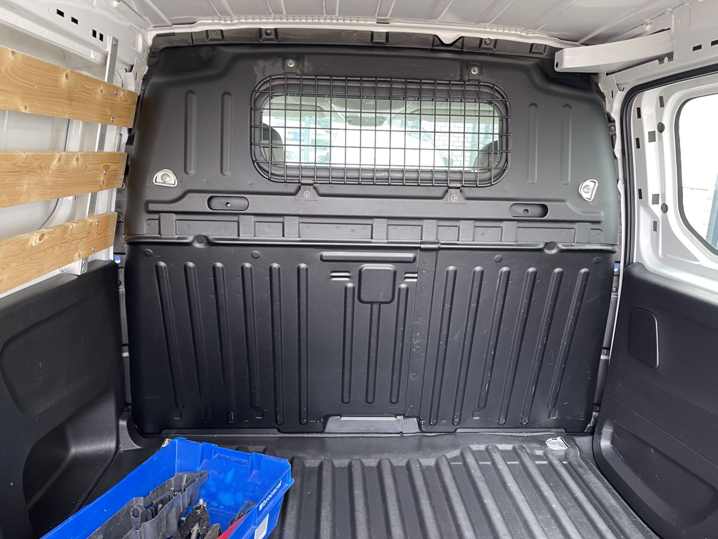Peugeot Partner 1.2 PureTech Premium / benzine grijs kenteken / vaste prijs rijklaar € 13.450 ex btw / airco / cruise control / schuifdeur / navigatie / armsteun / euro 6 / lease vanaf € 227