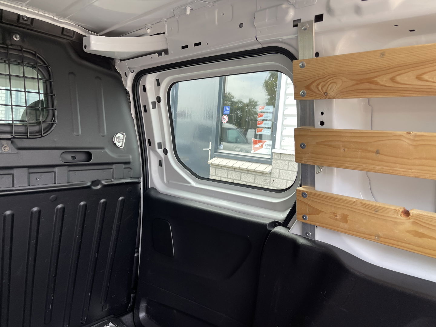 Peugeot Partner 1.2 PureTech Premium / benzine grijs kenteken / vaste prijs rijklaar € 13.450 ex btw / airco / cruise control / schuifdeur / navigatie / armsteun / euro 6 / lease vanaf € 227