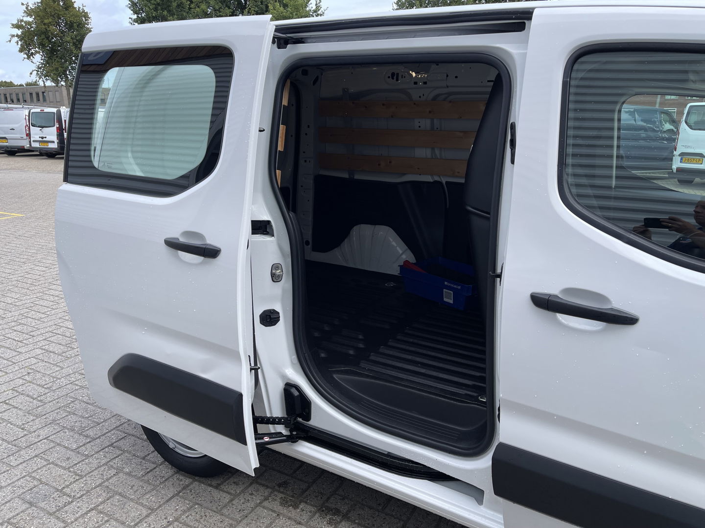 Peugeot Partner 1.2 PureTech Premium / benzine grijs kenteken / vaste prijs rijklaar € 13.450 ex btw / airco / cruise control / schuifdeur / navigatie / armsteun / euro 6 / lease vanaf € 227