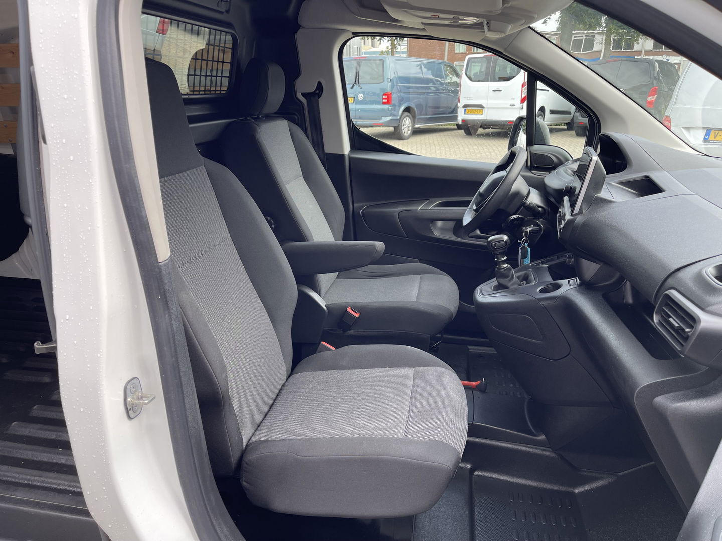 Peugeot Partner 1.2 PureTech Premium / benzine grijs kenteken / vaste prijs rijklaar € 13.450 ex btw / airco / cruise control / schuifdeur / navigatie / armsteun / euro 6 / lease vanaf € 227