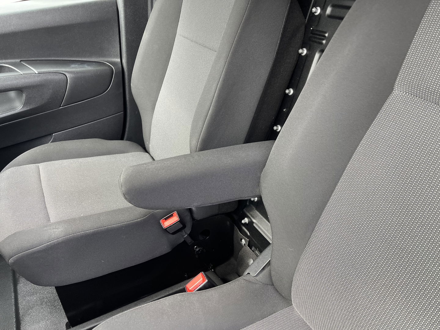 Peugeot Partner 1.2 PureTech Premium / benzine grijs kenteken / vaste prijs rijklaar € 13.450 ex btw / airco / cruise control / schuifdeur / navigatie / armsteun / euro 6 / lease vanaf € 227