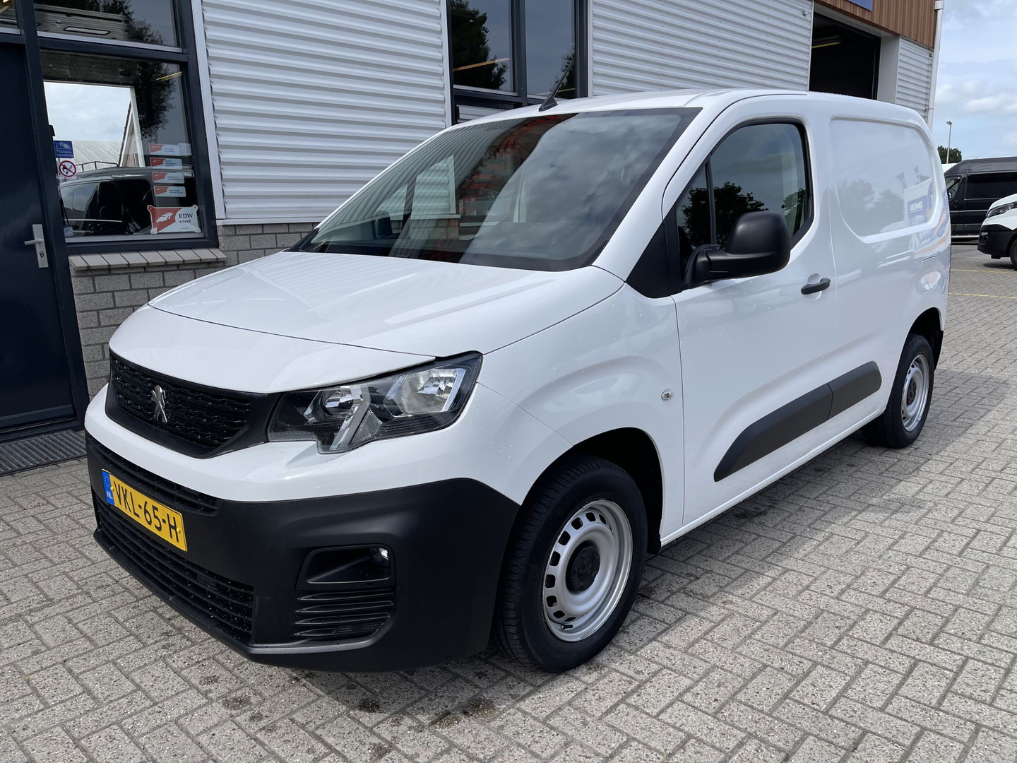 Peugeot Partner 1.2 PureTech Premium / benzine grijs kenteken / vaste prijs rijklaar € 13.450 ex btw / airco / cruise control / schuifdeur / navigatie / armsteun / euro 6 / lease vanaf € 227
