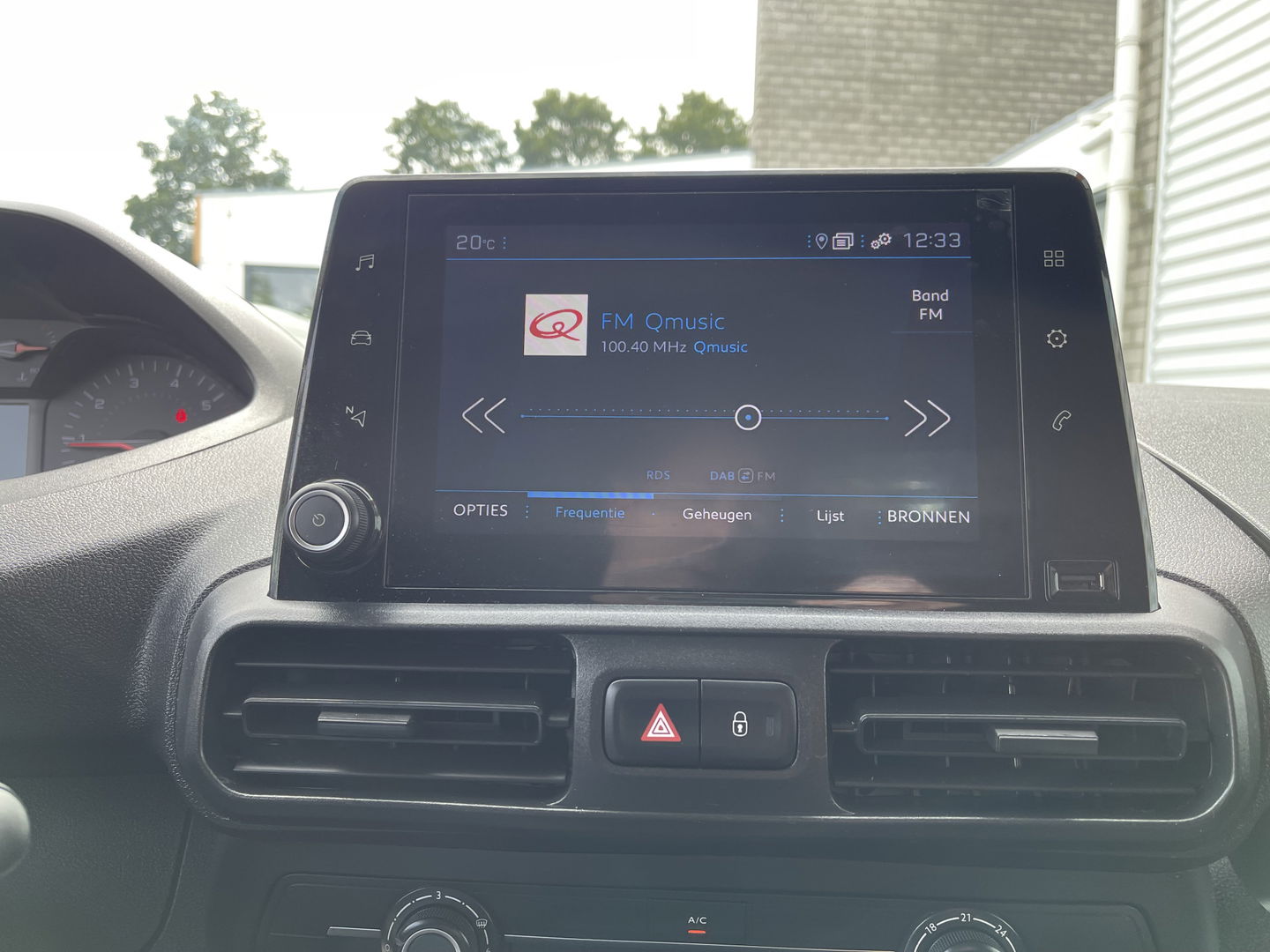Peugeot Partner 1.2 PureTech Premium / benzine grijs kenteken / vaste prijs rijklaar € 13.450 ex btw / airco / cruise control / schuifdeur / navigatie / armsteun / euro 6 / lease vanaf € 227
