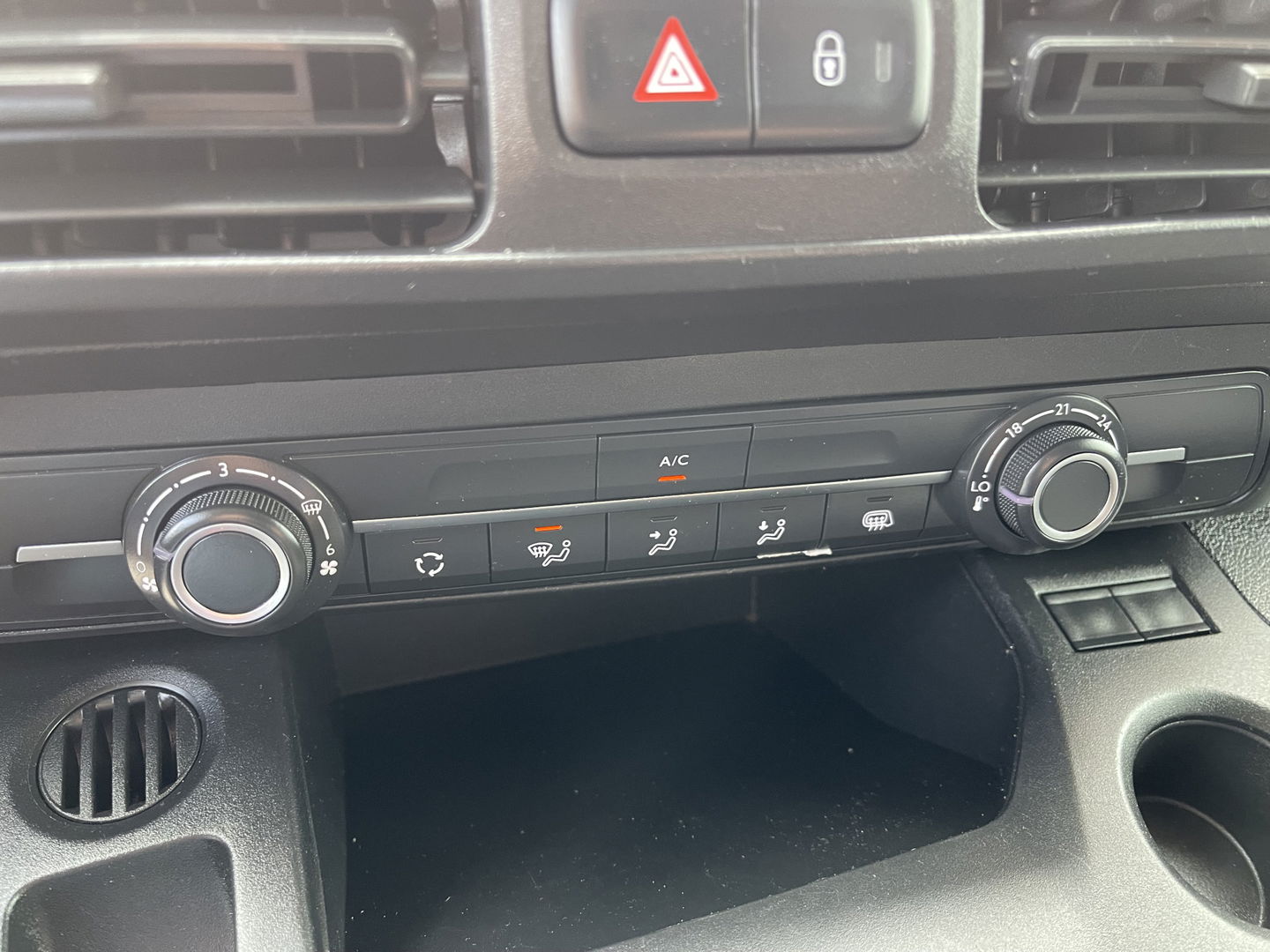 Peugeot Partner 1.2 PureTech Premium / benzine grijs kenteken / vaste prijs rijklaar € 13.450 ex btw / airco / cruise control / schuifdeur / navigatie / armsteun / euro 6 / lease vanaf € 227