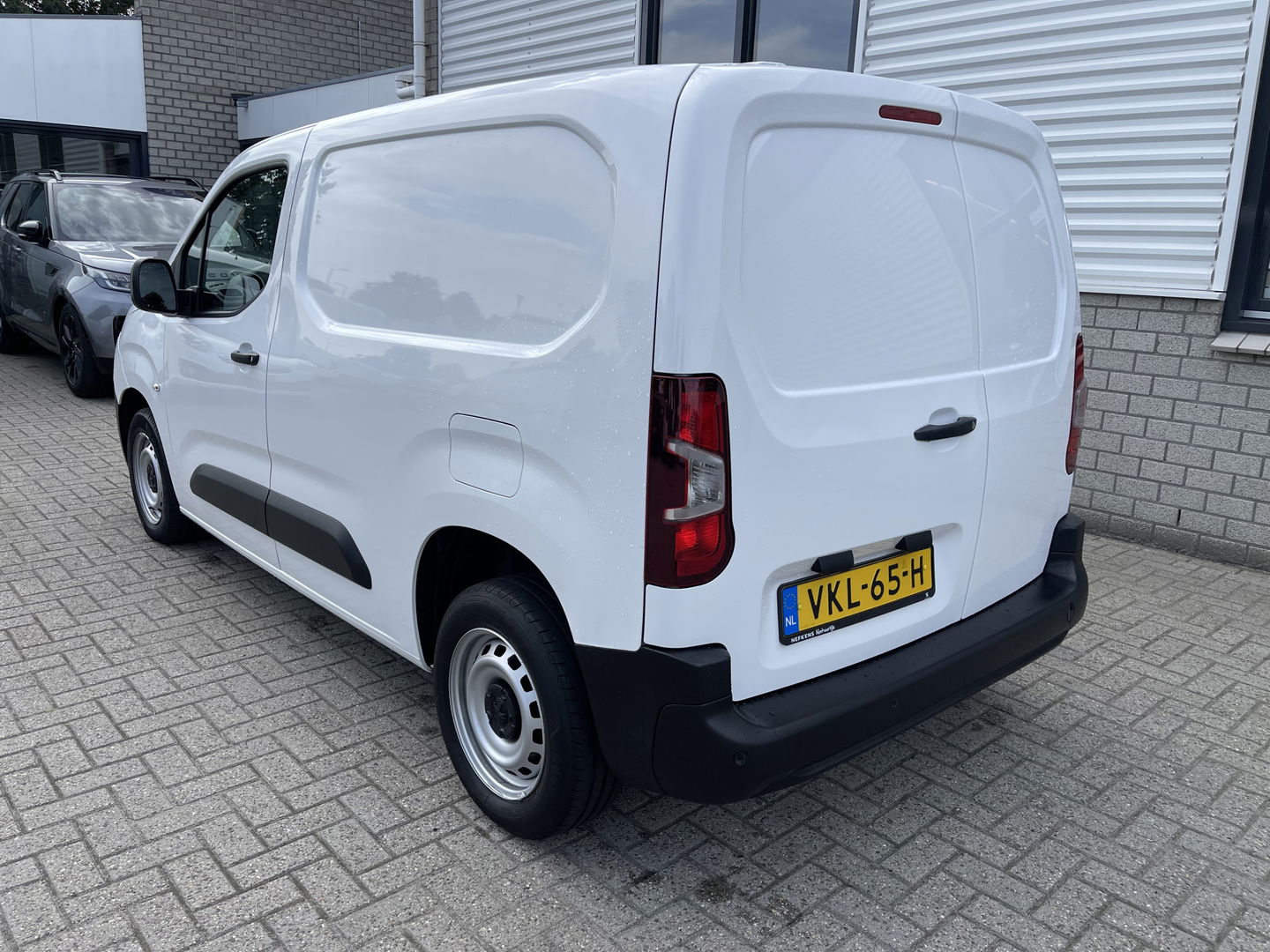 Peugeot Partner 1.2 PureTech Premium / benzine grijs kenteken / vaste prijs rijklaar € 13.450 ex btw / airco / cruise control / schuifdeur / navigatie / armsteun / euro 6 / lease vanaf € 227