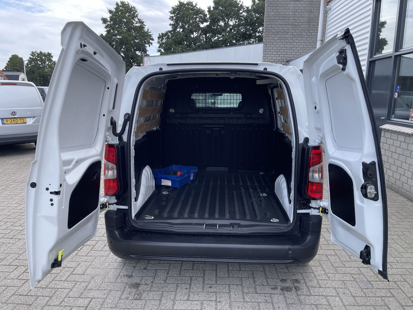 Peugeot Partner 1.2 PureTech Premium / benzine grijs kenteken / vaste prijs rijklaar € 13.450 ex btw / airco / cruise control / schuifdeur / navigatie / armsteun / euro 6 / lease vanaf € 227