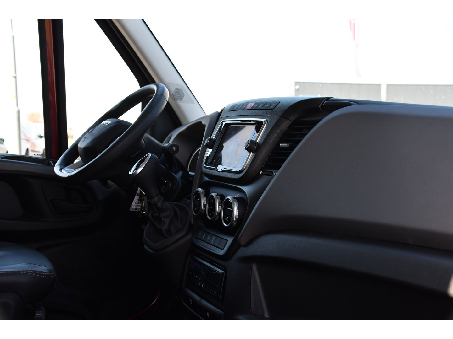 Iveco 40C 210 3.0L L2H2 Luchtvering Air Pro Full Options! Dubbellucht, Adaptieve Cruise, Camera, 3500KG Trekhaak, 2 x Schuifdeur, Clima, 210PK, Kasten wanden, Uniek! Dubbel lucht, DL