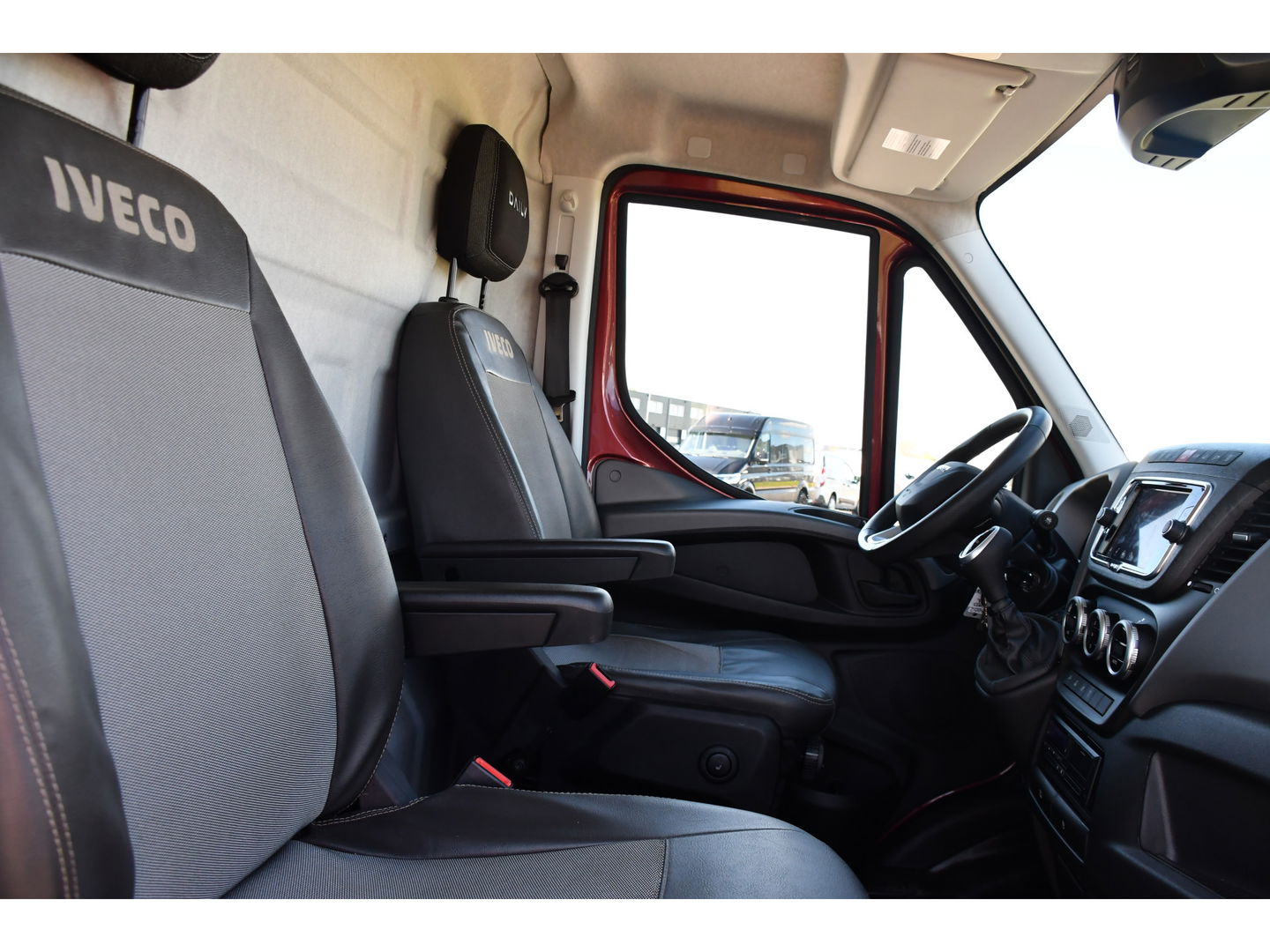 Iveco 40C 210 3.0L L2H2 Luchtvering Air Pro Full Options! Dubbellucht, Adaptieve Cruise, Camera, 3500KG Trekhaak, 2 x Schuifdeur, Clima, 210PK, Kasten wanden, Uniek! Dubbel lucht, DL