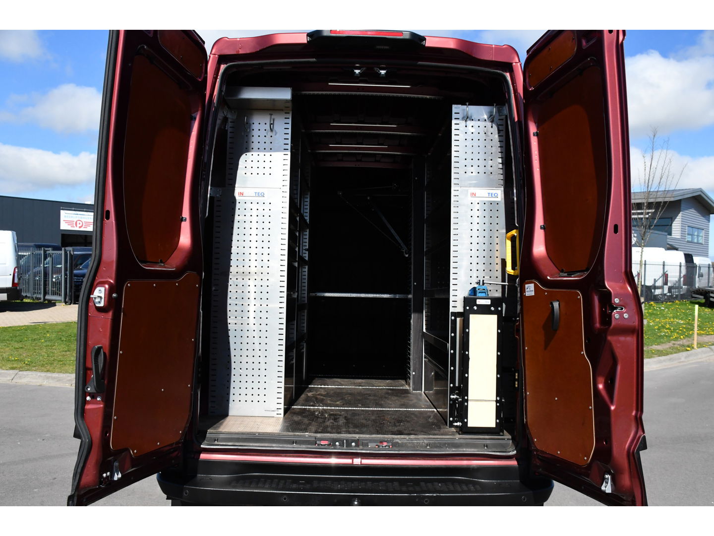 Iveco 40C 210 3.0L L2H2 Luchtvering Air Pro Full Options! Dubbellucht, Adaptieve Cruise, Camera, 3500KG Trekhaak, 2 x Schuifdeur, Clima, 210PK, Kasten wanden, Uniek! Dubbel lucht, DL