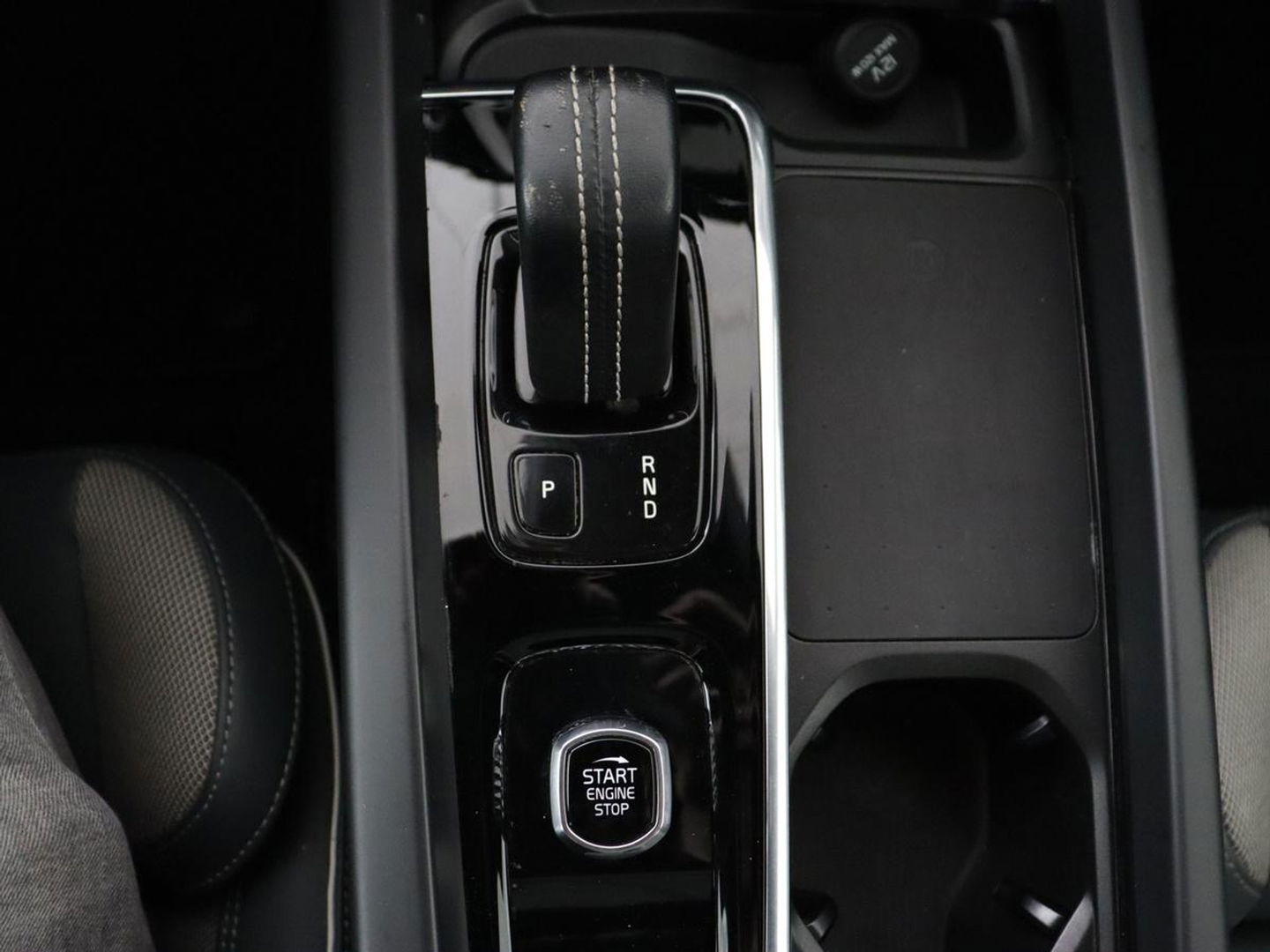 Volvo XC60 2.0 Recharge T8 AWD R-Design | Panoramadak | Trekhaak | Stoel & stuurverwarming | 360 Camera | 21'' | Harman/Kardon | Adaptive cruise | Keyless | Carplay | Memory | PHEV | Plug In