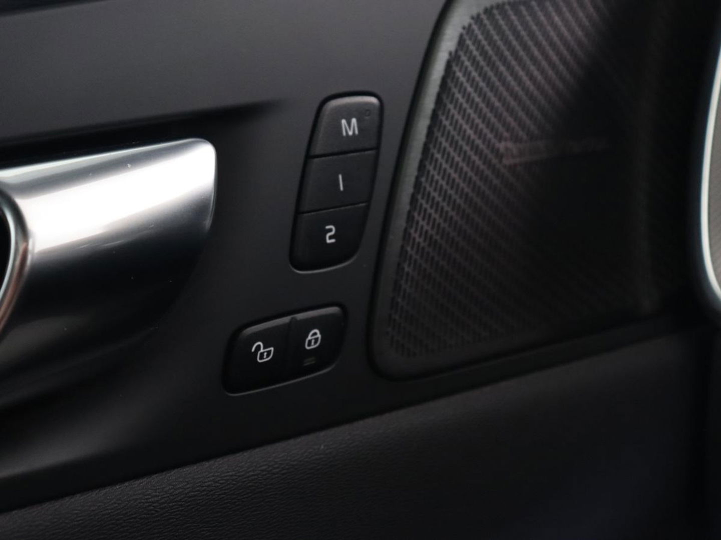 Volvo XC60 2.0 Recharge T8 AWD R-Design | Panoramadak | Trekhaak | Stoel & stuurverwarming | 360 Camera | 21'' | Harman/Kardon | Adaptive cruise | Keyless | Carplay | Memory | PHEV | Plug In