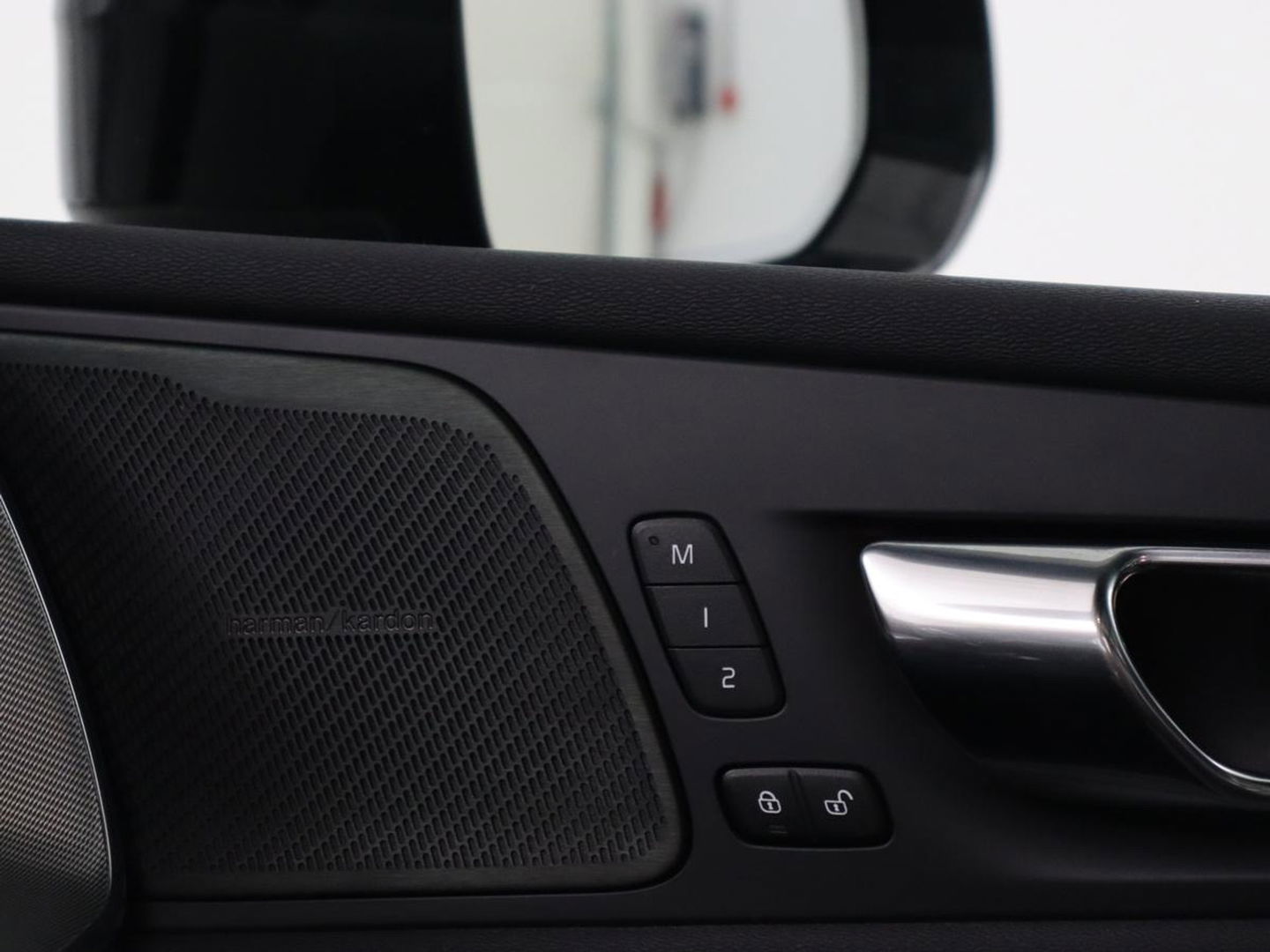 Volvo XC60 2.0 Recharge T8 AWD R-Design | Panoramadak | Trekhaak | Stoel & stuurverwarming | 360 Camera | 21'' | Harman/Kardon | Adaptive cruise | Keyless | Carplay | Memory | PHEV | Plug In