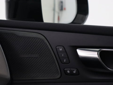 Volvo XC60 2.0 Recharge T8 AWD R-Design | Panoramadak | Trekhaak | Stoel & stuurverwarming | 360 Camera | 21'' | Harman/Kardon | Adaptive cruise | Keyless | Carplay | Memory | PHEV | Plug In