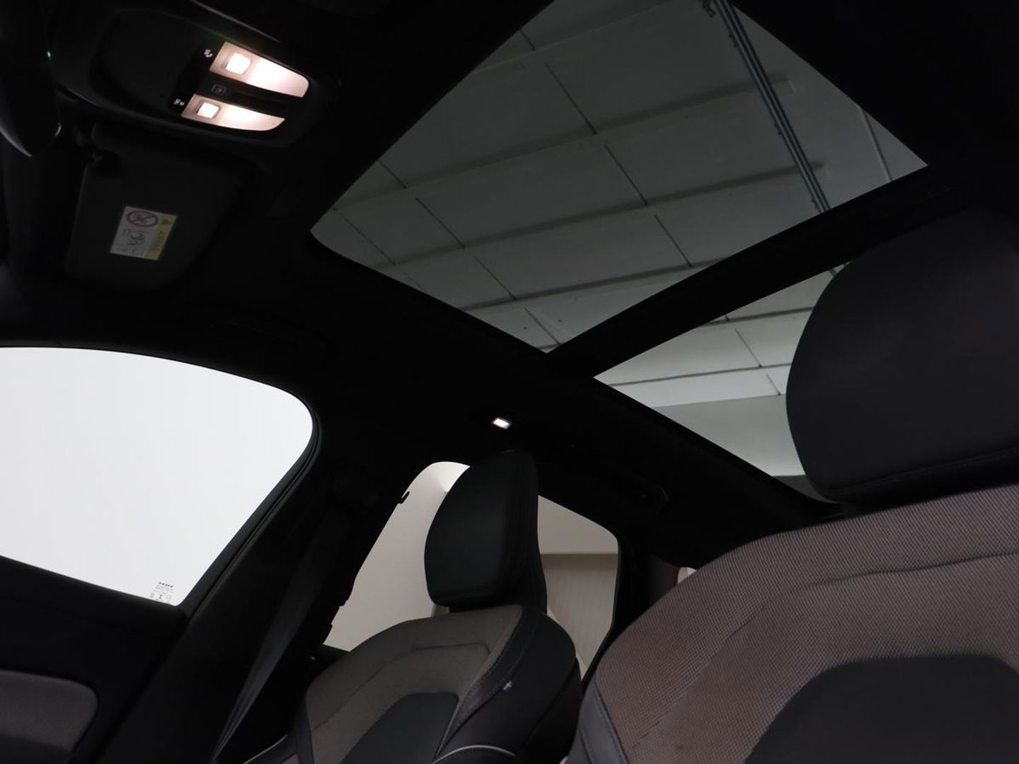 Volvo XC60 2.0 Recharge T8 AWD R-Design | Panoramadak | Trekhaak | Stoel & stuurverwarming | 360 Camera | 21'' | Harman/Kardon | Adaptive cruise | Keyless | Carplay | Memory | PHEV | Plug In