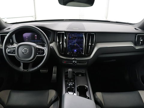 Volvo XC60 2.0 Recharge T8 AWD R-Design | Panoramadak | Trekhaak | Stoel & stuurverwarming | 360 Camera | 21'' | Harman/Kardon | Adaptive cruise | Keyless | Carplay | Memory | PHEV | Plug In