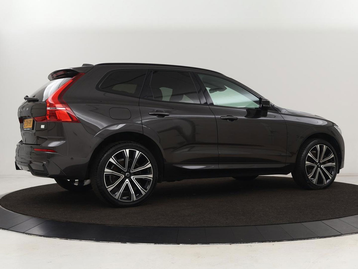 Volvo XC60 2.0 Recharge T8 AWD R-Design | Panoramadak | Trekhaak | Stoel & stuurverwarming | 360 Camera | 21'' | Harman/Kardon | Adaptive cruise | Keyless | Carplay | Memory | PHEV | Plug In