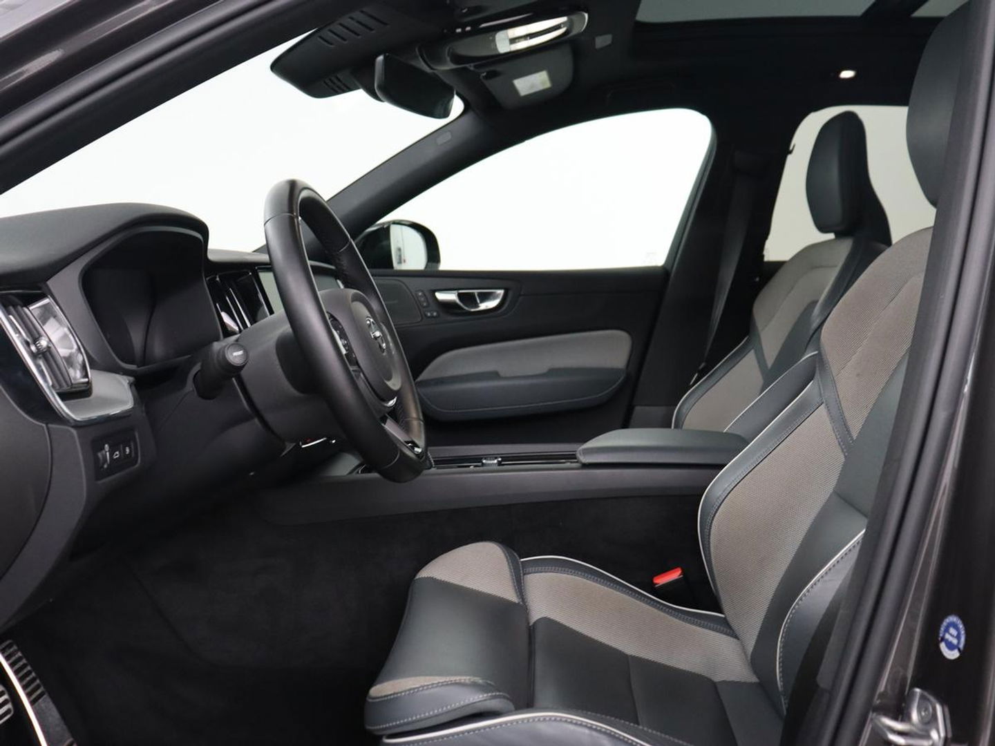Volvo XC60 2.0 Recharge T8 AWD R-Design | Panoramadak | Trekhaak | Stoel & stuurverwarming | 360 Camera | 21'' | Harman/Kardon | Adaptive cruise | Keyless | Carplay | Memory | PHEV | Plug In
