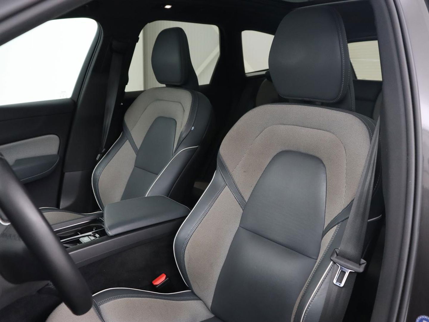 Volvo XC60 2.0 Recharge T8 AWD R-Design | Panoramadak | Trekhaak | Stoel & stuurverwarming | 360 Camera | 21'' | Harman/Kardon | Adaptive cruise | Keyless | Carplay | Memory | PHEV | Plug In