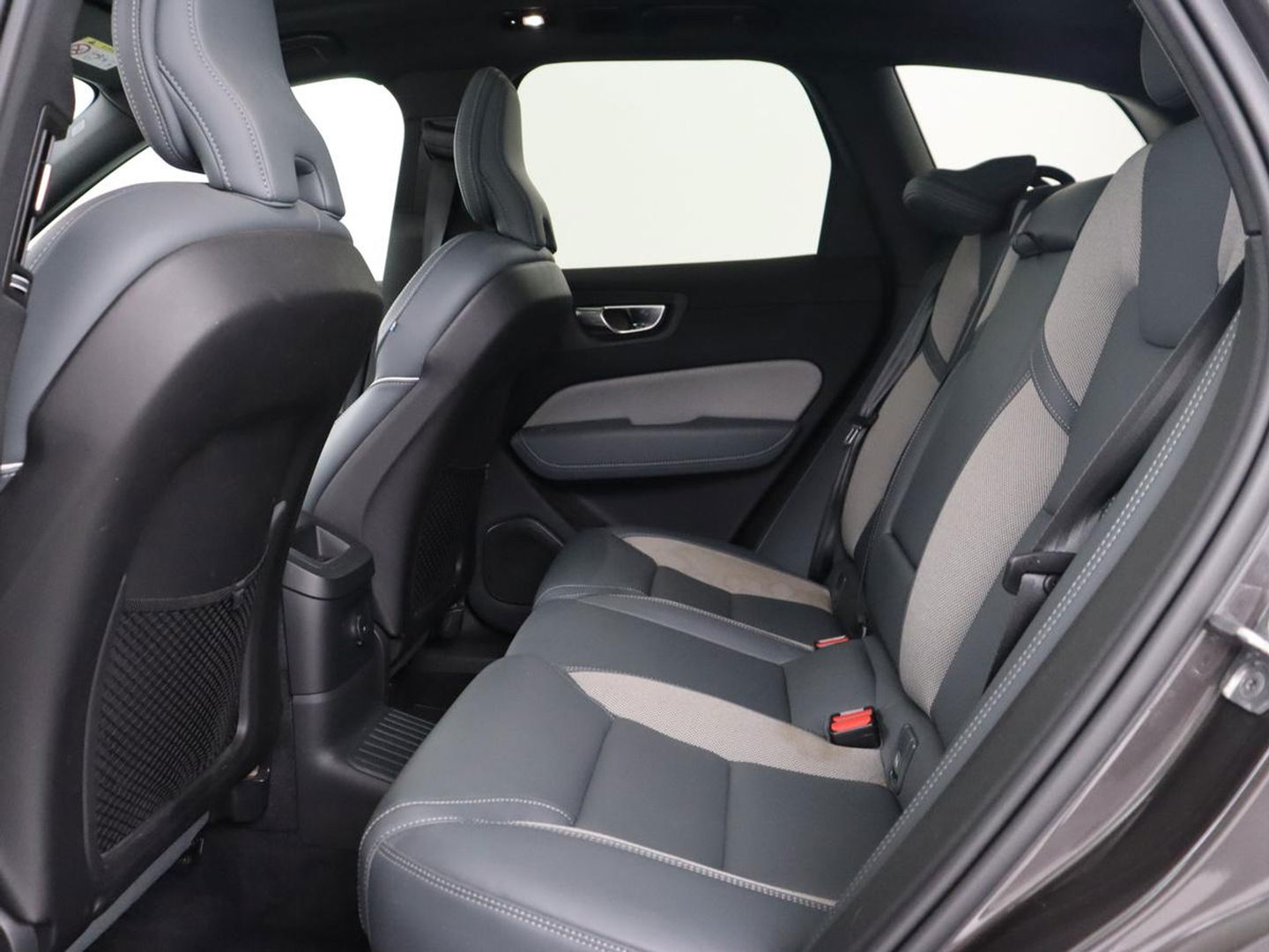 Volvo XC60 2.0 Recharge T8 AWD R-Design | Panoramadak | Trekhaak | Stoel & stuurverwarming | 360 Camera | 21'' | Harman/Kardon | Adaptive cruise | Keyless | Carplay | Memory | PHEV | Plug In