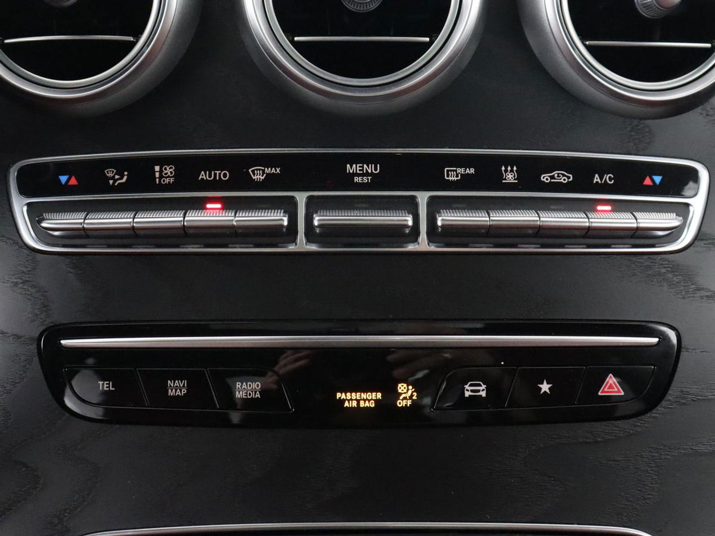 Mercedes-Benz GLC 300e 4Matic AMG | Panoramadak | Two-Tone Leder | 360 Camera | Stoelverwarming | Burmester | Carplay | Digital Cockpit | Keyless | Navigatie | Sfeerverlichting | PHEV | Plug In
