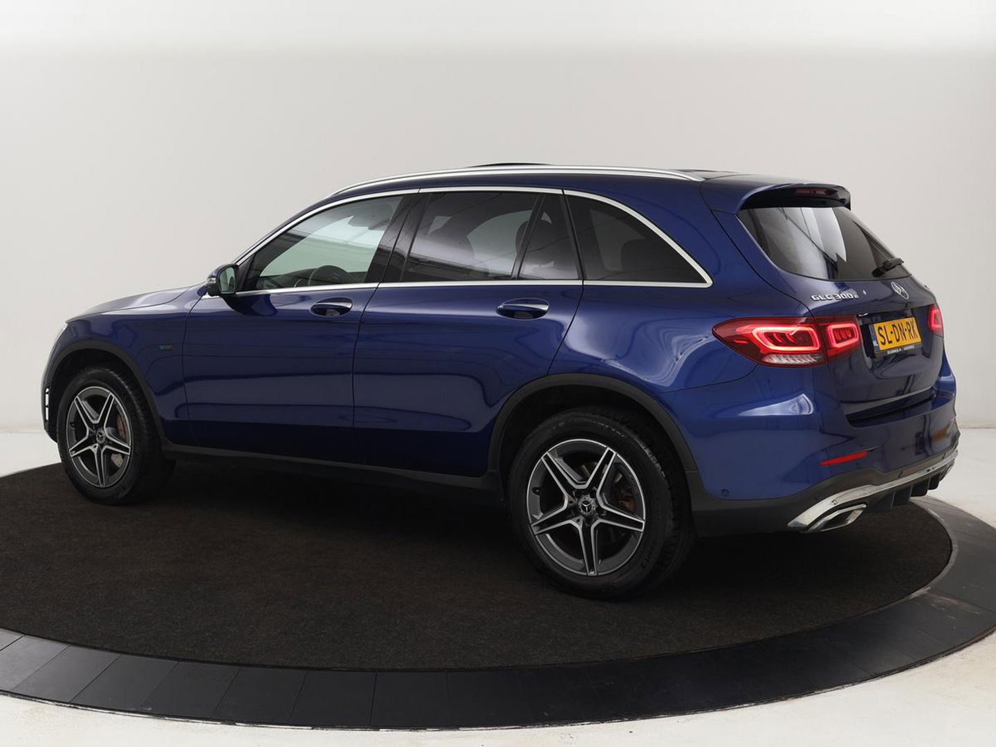 Mercedes-Benz GLC 300e 4Matic AMG | Panoramadak | Two-Tone Leder | 360 Camera | Stoelverwarming | Burmester | Carplay | Digital Cockpit | Keyless | Navigatie | Sfeerverlichting | PHEV | Plug In