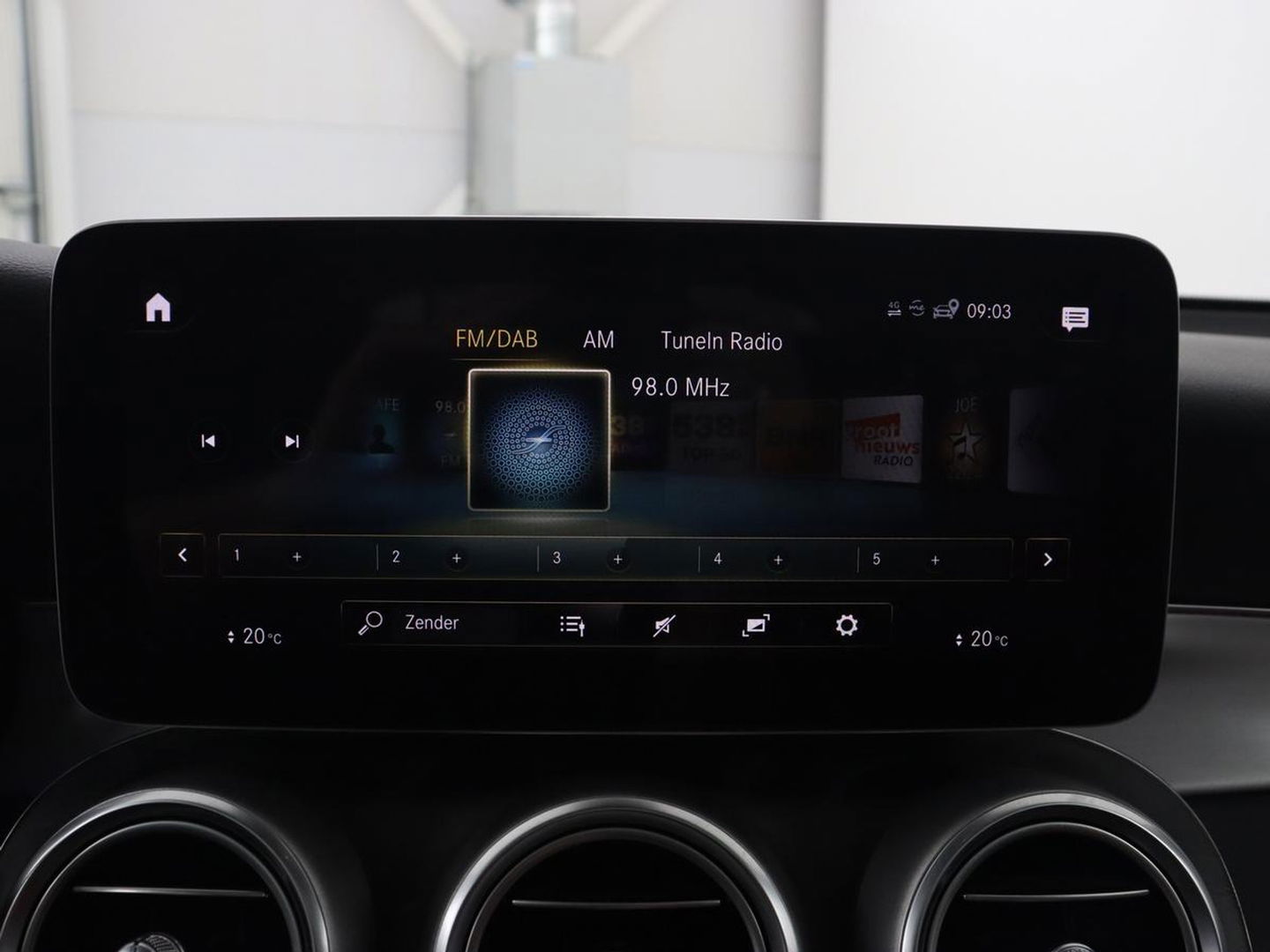 Mercedes-Benz GLC 300e 4Matic AMG | Panoramadak | Two-Tone Leder | 360 Camera | Stoelverwarming | Burmester | Carplay | Digital Cockpit | Keyless | Navigatie | Sfeerverlichting | PHEV | Plug In