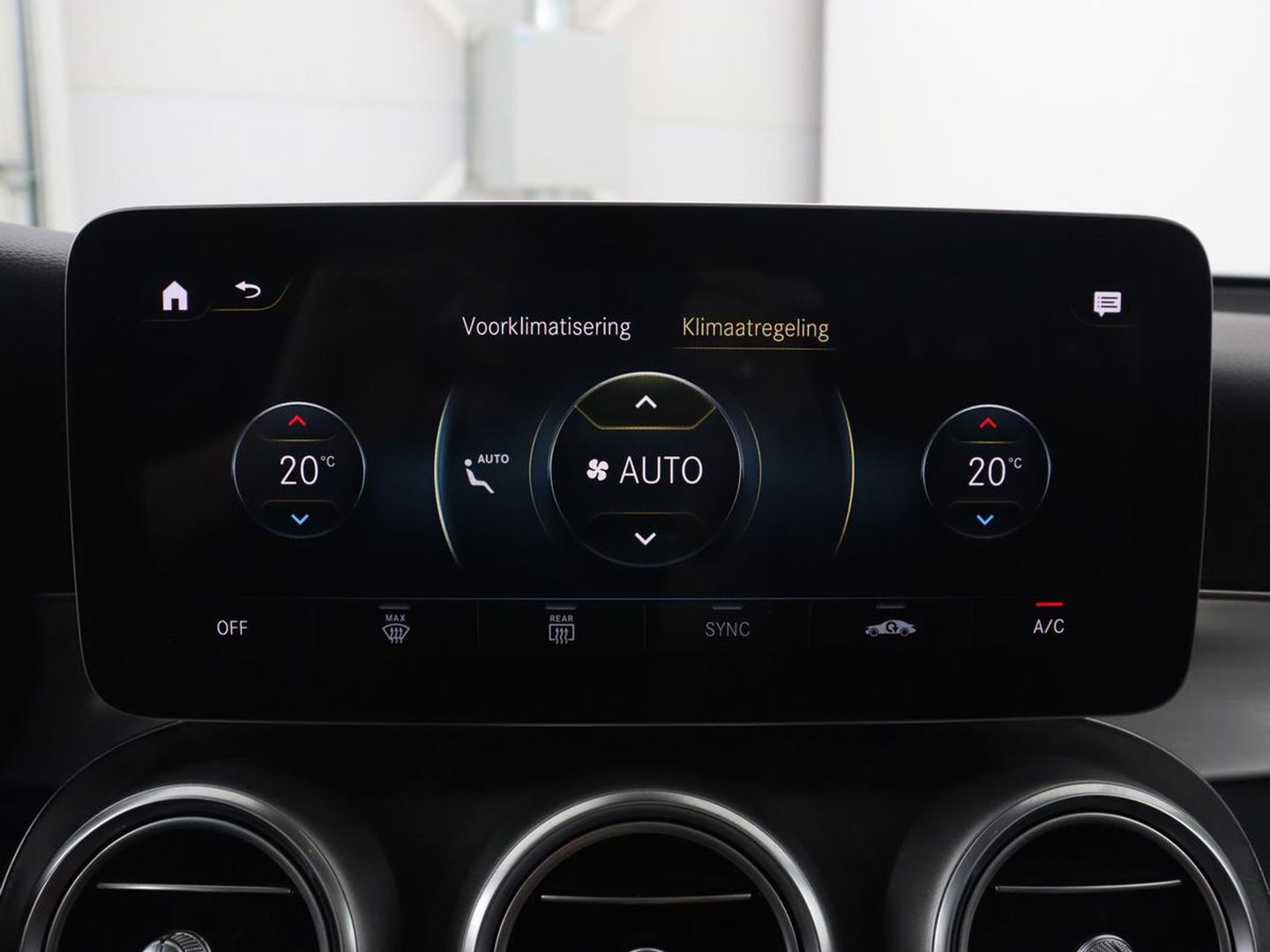 Mercedes-Benz GLC 300e 4Matic AMG | Panoramadak | Two-Tone Leder | 360 Camera | Stoelverwarming | Burmester | Carplay | Digital Cockpit | Keyless | Navigatie | Sfeerverlichting | PHEV | Plug In