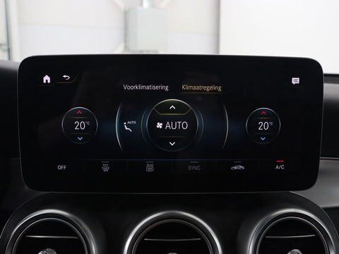 Mercedes-Benz GLC 300e 4Matic AMG | Panoramadak | Two-Tone Leder | 360 Camera | Stoelverwarming | Burmester | Carplay | Digital Cockpit | Keyless | Navigatie | Sfeerverlichting | PHEV | Plug In