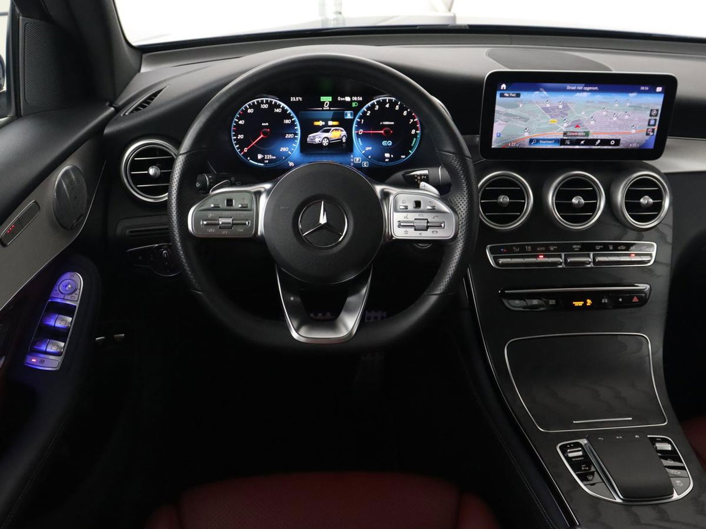 Mercedes-Benz GLC 300e 4Matic AMG | Panoramadak | Two-Tone Leder | 360 Camera | Stoelverwarming | Burmester | Carplay | Digital Cockpit | Keyless | Navigatie | Sfeerverlichting | PHEV | Plug In